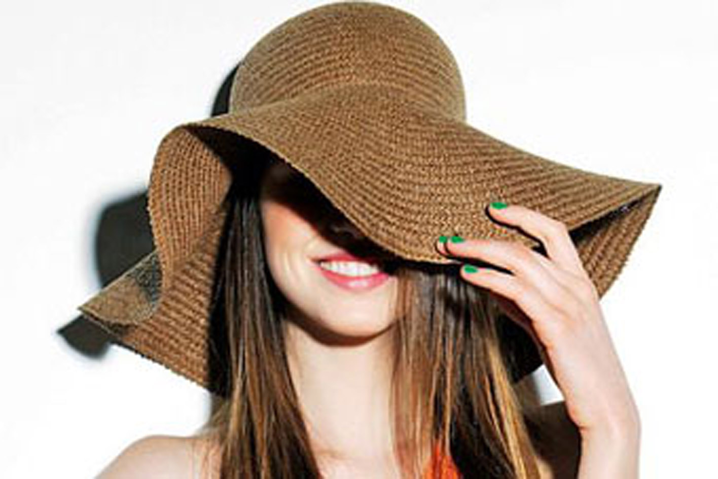 Девушка в шляпе с широкими полями